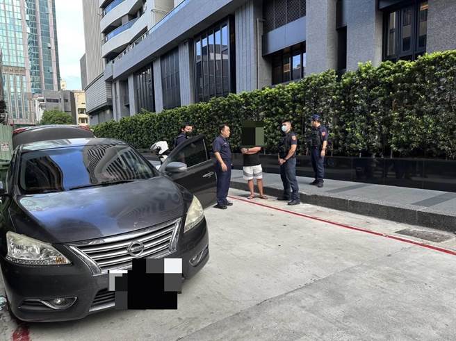 高雄警方逮捕拒检驾驶，将依规定开出拒检、违规等10张罚单。（翻摄照片／崔正纲高雄传真）