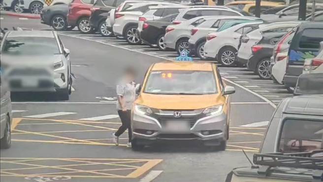 妇人未注意路况，直直撞上计程车的车身。（翻摄照片／林郁平台北传真）