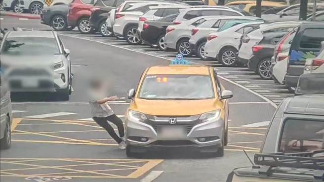 妇人未注意路况，直直撞上计程车的车身。（翻摄照片／林郁平台北传真）