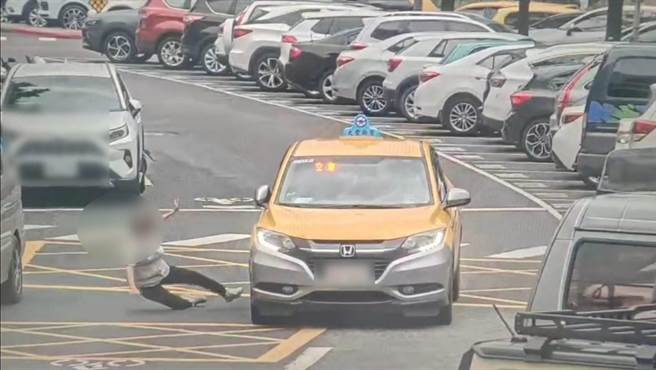 妇人未注意路况，直直撞上计程车的车身。（翻摄照片／林郁平台北传真）