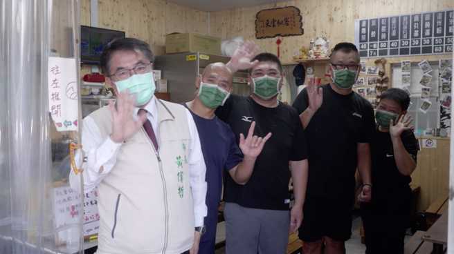台南市长黄伟哲（左）造访一间隐身在不起眼铁皮屋里面的麵店。(图取自黄伟哲脸书)