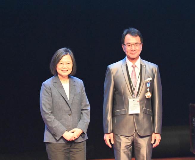 今日为第4届国家海洋日，蔡英文总统（左）表示，政府要积极处理海洋污染，兼顾环境永续同时，打造优质海洋产业发展环境。（林瑞益摄）