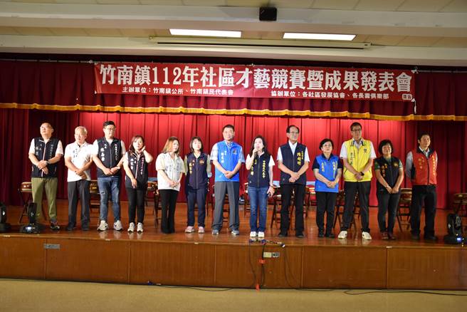 苗栗县长锺东锦10日上午参加竹南镇社区才艺竞赛成果发表会。（谢明俊摄）