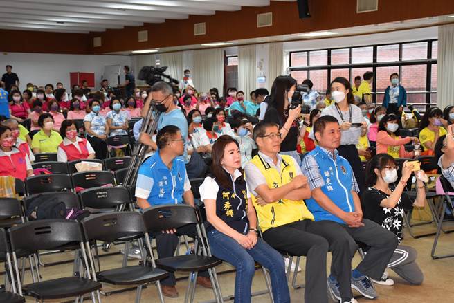 苗栗县长锺东锦10日上午参加竹南镇社区才艺竞赛成果发表会。（谢明俊摄）