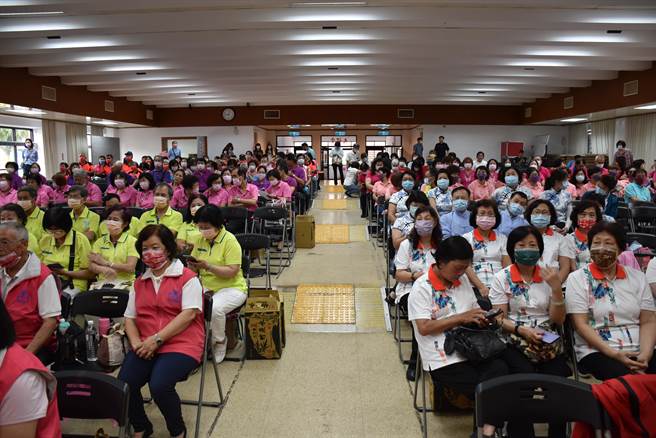 竹南镇社区才艺竞赛成果发表会10日上午登场，850名长辈齐聚一堂。（谢明俊摄）