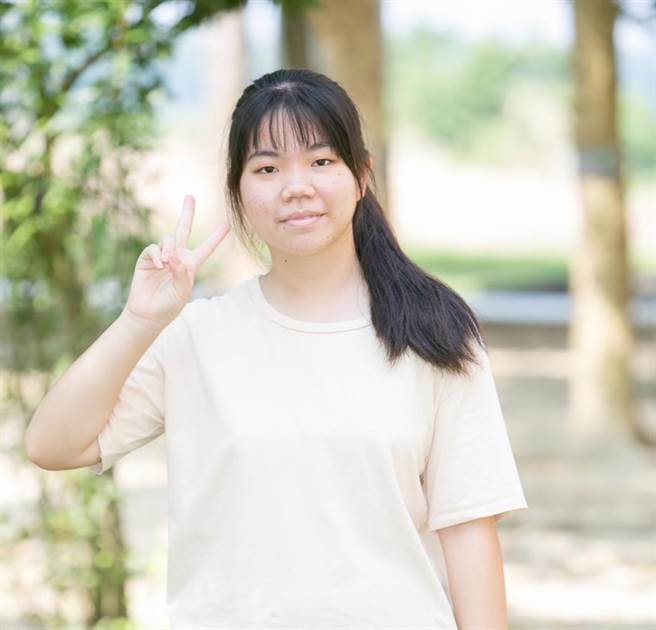 嘉义县升平国中学生，新住民二代林贤君拿到作文满级分。（嘉义县政府提供∕吕妍庭嘉义传真）