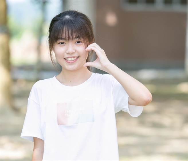 嘉义县升平国中学生，新住民二代林湘宸拿到作文满级分。（嘉义县政府提供∕吕妍庭嘉义传真）