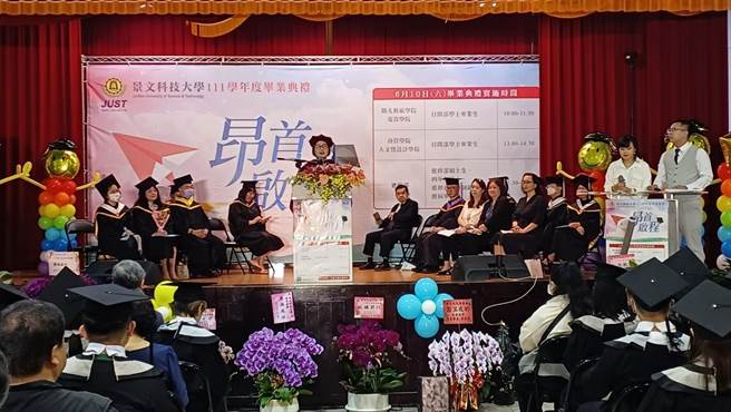 景文科技大学今(10)日以「昂首启程」为主题举办111学年度毕业，活动採实体与线上直播同步进行。(景文科大提供)