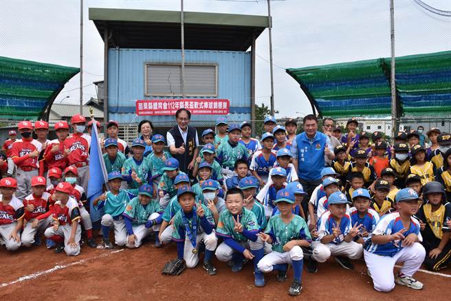 苗栗县长锺东锦10日上午主持县长杯国小软式棒球锦标赛开赛。（谢明俊摄）