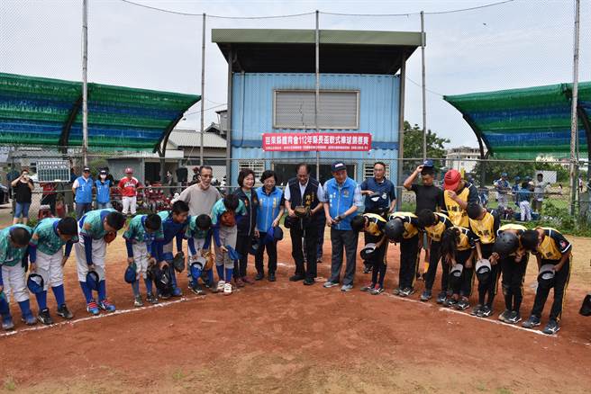 苗栗县长锺东锦10日上午主持县长杯国小软式棒球锦标赛开赛。（谢明俊摄）
