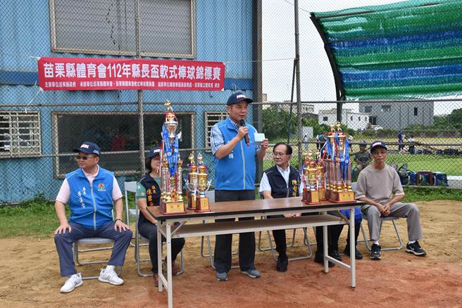 苗栗县长锺东锦10日上午主持县长杯国小软式棒球锦标赛开赛。（谢明俊摄）