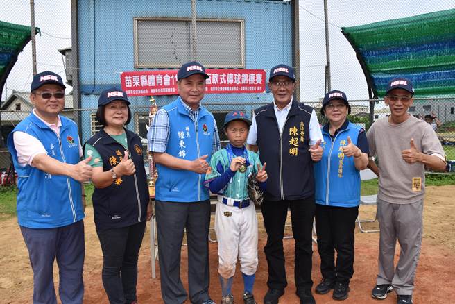 苗栗县长锺东锦10日上午主持县长杯国小软式棒球锦标赛开赛，颁奖给获得MVP的山佳国小捕手。（谢明俊摄）