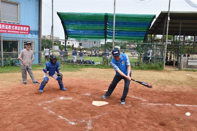苗栗县长锺东锦10日上午主持县长杯国小软式棒球锦标赛开赛，担任打击手。（谢明俊摄）