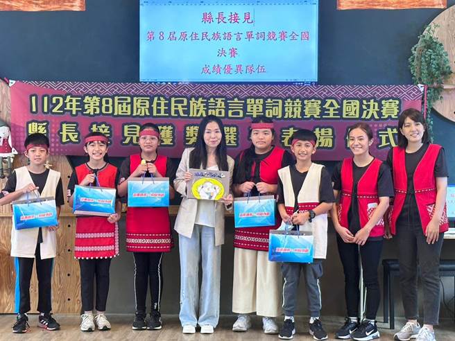 南庄乡东河国小勇夺全国原住民语言比赛亚军  县长夫人陈美琦亲自到校鼓励。（原民中心提供／谢明俊苗栗传真）