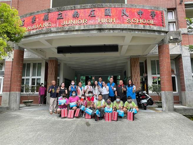 南庄乡东河国小勇夺全国原住民语言比赛亚军  县长夫人陈美琦亲自到校鼓励。（原民中心提供／谢明俊苗栗传真）