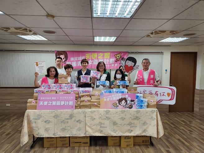 长期关注「月经贫穷」问题的市议员陈宜（前排左三）与筑间餐饮集团总监卓素凤（前排左二）共同出席捐赠家扶中心卫生棉180份。（陈宜办公室提供／徐佑升基隆传真）
