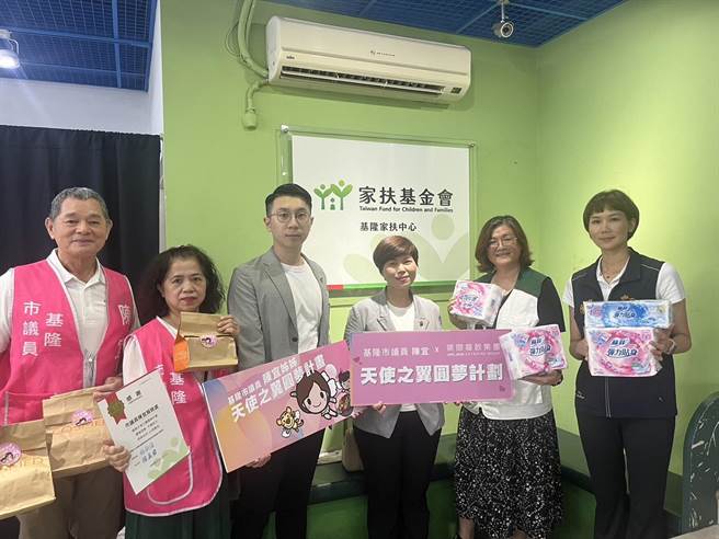 市议员陈宜（右一）表示，很开心她的圆梦计画平台召集到各界持续投入关怀少女月经贫穷问题。筑间餐饮集团总监卓素凤（右三）表示，筑间是基隆起家，很高兴能支持陈宜的计画帮助更多女孩，并回馈给基隆。（陈宜办公室提供／徐佑升基隆传真）