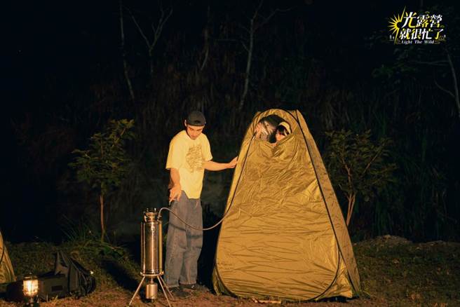 章广辰为大家组装淋浴设备。（TVBS提供）