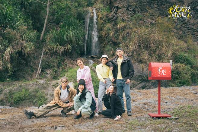 杨佑寧（左起）、杨谨华、林心如、江宜蓉、郭雪芙、章广辰挑战无水无电的野营。（TVBS提供）