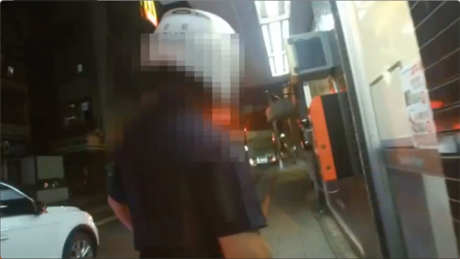 誤以為超商店員問候母親 廚師抓狂持安全帽攻擊下場慘了（擷取自影片）