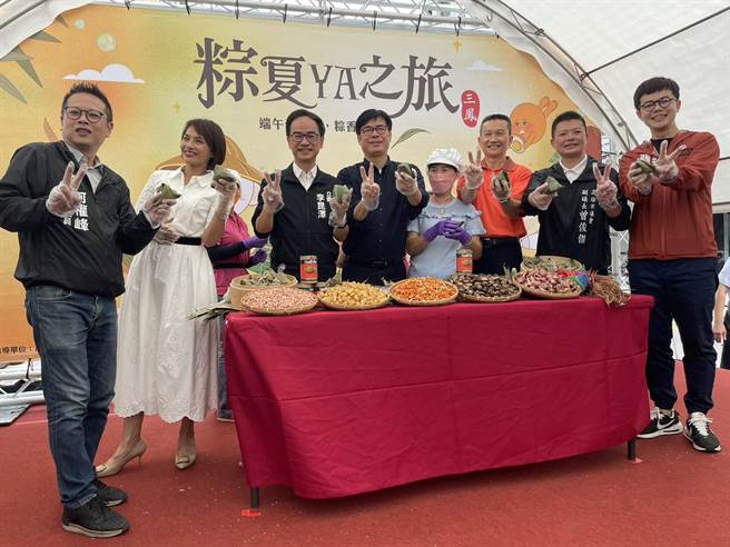 高雄市长陈其迈10日出席三凤中街举办的「粽夏YA之旅」封街包粽活动，他也亲手包粽子与民眾同欢。（洪浩轩摄）