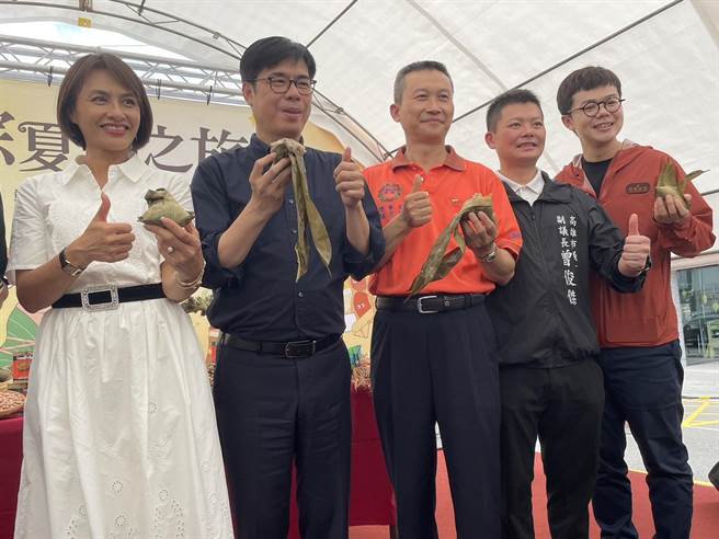 高雄市长陈其迈10日出席三凤中街举办的「粽夏YA之旅」封街包粽活动，他也亲手包粽子与民眾同欢。（洪浩轩摄）