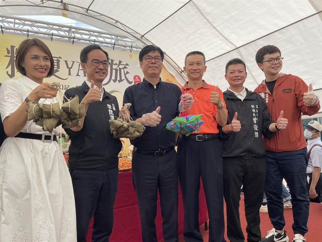 高雄市长陈其迈10日出席三凤中街举办的「粽夏YA之旅」封街包粽活动，他也亲手包粽子与民眾同欢。（洪浩轩摄）