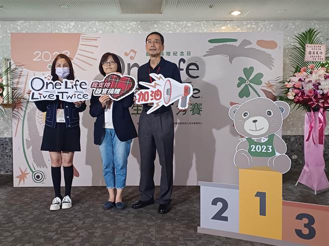 器官受赠者林佳蓁（左起）、器官捐赠移植登录及病人自主推广中心执行长刘越萍、器捐者家属白允宜今天出席「2023年器官捐赠纪念日音乐会」。（王家瑜摄）