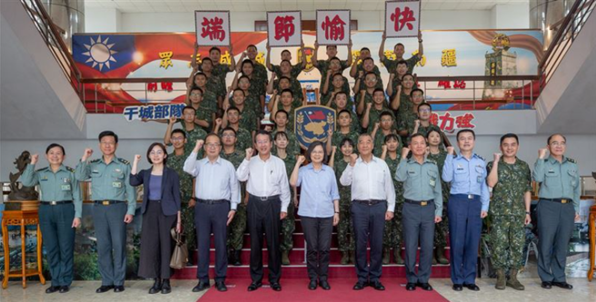 代号「VIP」！蔡英文罕见与侦巡女飞官战备通话，要求加强监控。(青年日报提供)