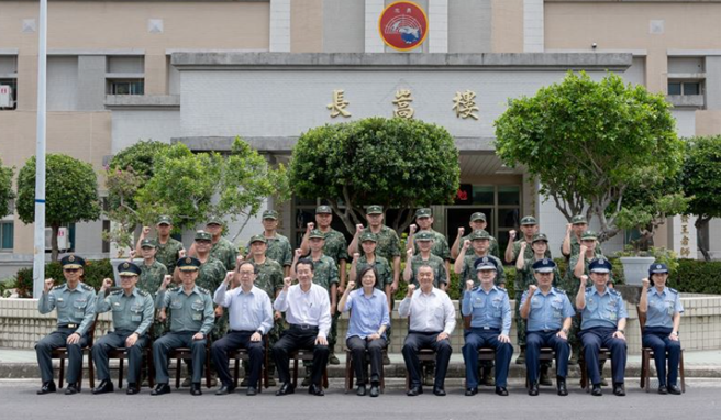 代号「VIP」！蔡英文罕见与侦巡女飞官战备通话，要求加强监控。(青年日报提供)