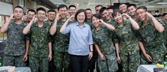 代号「VIP」！蔡英文罕见与侦巡女飞官战备通话，要求加强监控。(青年日报提供)