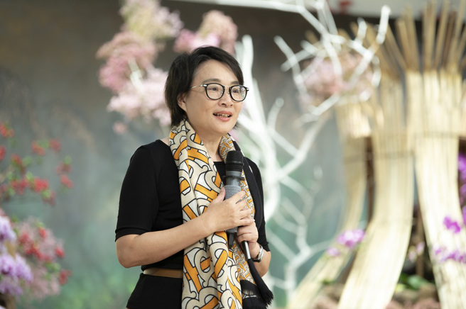 王文静于未来与希望讲座中与来宾分享一生必去大旅行-从心出发的心得与感悟。（图／惠中寺提供）