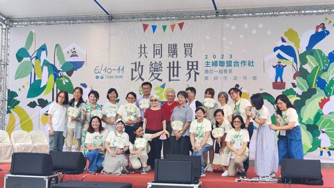 主妇联盟合作社今天举办园游会外更与绿主张绿电生产合作社、台中市草生储蓄互助合作社签订合作备忘录。（林良齐摄）