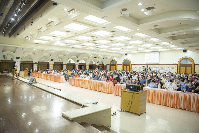王文静在讲座中分享「一生必去大旅行-从心出发」，演绎三个时代人文特质和时代表徵。（图／惠中寺提供）