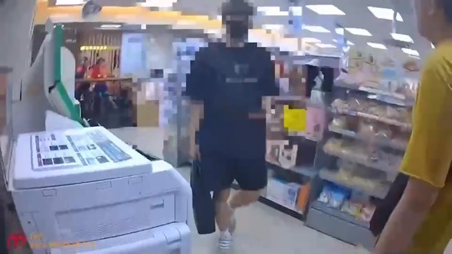 警方逮捕取款车手（谢男、91年次）查扣赃款现金11万余元、手机及假收据。（图／警方提供）