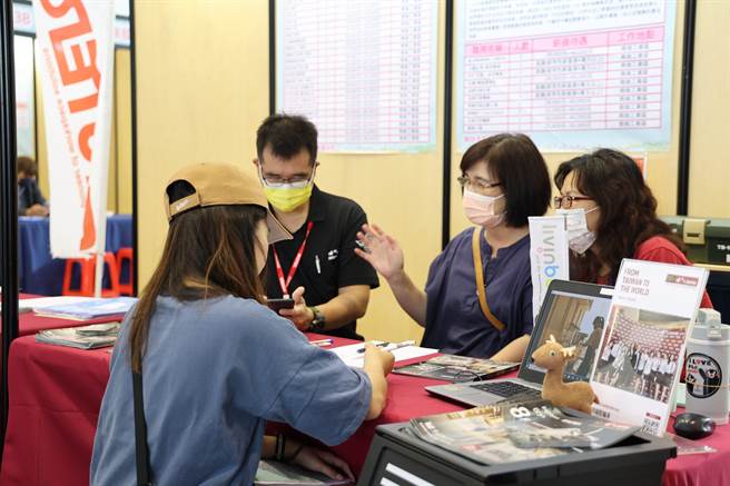 「2023南投就业博览会暨高中职就业及职业探索活动」10日在南投县会展中心举办，其中9成以上是南投在地厂商或提供南投在地工作，盼鼓励南投青年留乡发展。（南投县政府提供／潘虹恩南投传真）
