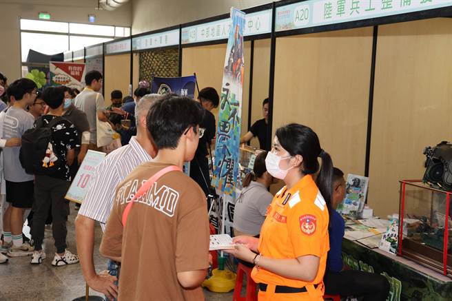 「2023南投就业博览会暨高中职就业及职业探索活动」10日在南投县会展中心举办，现场包括台积电、大立光、台湾卜蜂、上纬集团、涵碧楼等50家厂商联合徵才，提供逾2000个工作机会，最高薪资上看9万元。（南投县政府提供／潘虹恩南投传真）