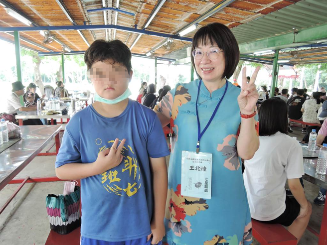 桃园家扶中心10日在新屋九斗休閒农场办理112年相见欢活动，认养人王北桂与认养童小维开心相见欢。（桃园家扶中心提供／蔡明亘桃园传真）