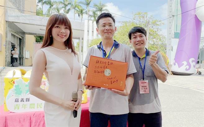 嘉义市议员「顏色不分蓝绿支持性专区顏色田慎节」性感现身站台，顏议员亲签16字名字的「阿里山高山茶蜜香红」茶组现场拍卖，最后以3600元卖出。（吕妍庭摄）