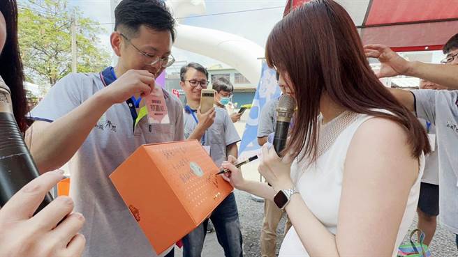 嘉义市议员「顏色不分蓝绿支持性专区顏色田慎节」性感现身站台，顏议员亲签16字名字的「阿里山高山茶蜜香红」茶组现场拍卖，最后以3600元卖出。（吕妍庭摄）