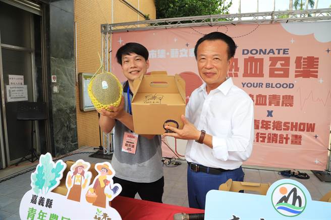 嘉义县长翁章梁叫卖介绍1株1果，供不应求的极光哈密瓜。（嘉义县政府提供∕吕妍庭嘉义传真）