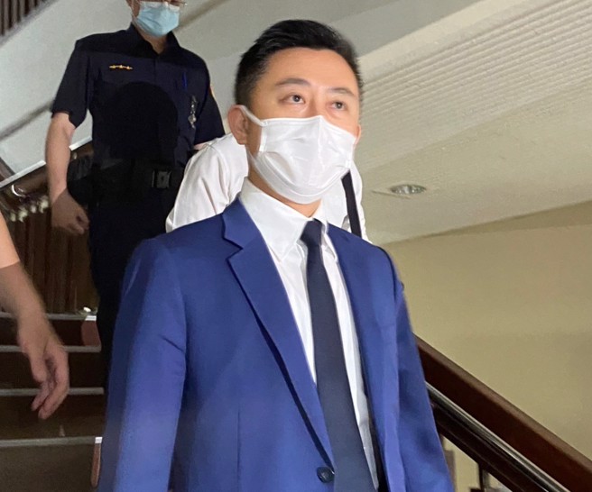 林智坚9日步出法庭，由律师们共同发表声明。(林伟信摄)