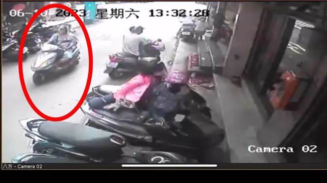 凶嫌（红圈）犯案后骑机车逃逸。（警方提供）