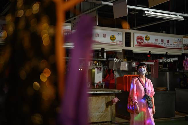 原型乐园《百工图—环南夜莺》将摊商自白转化为演出中的耳语。（忠泰建筑文化艺术基金会提供）