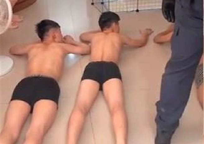 警方攻坚逮捕明仁会成员。（警方提供）