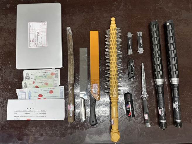 警方查扣狼牙棒、西瓜刀等犯案工具。（警方提供）