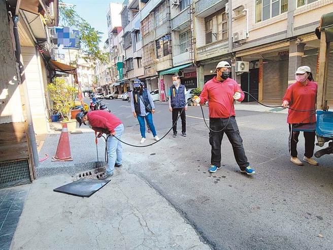 高市卫生局持续进行社区动员，针对各里列管高风险场域及家户执行孳生源清除以及喷药灭蚊工作。（高市卫生局提供）