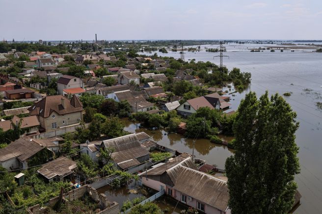 乌克兰南部赫松州新卡科夫卡（Nova Kakhovka）大坝6日被炸毁，引发洪水淹没大片土地，到9日仍有许多房屋泡在水里。（图／路透）