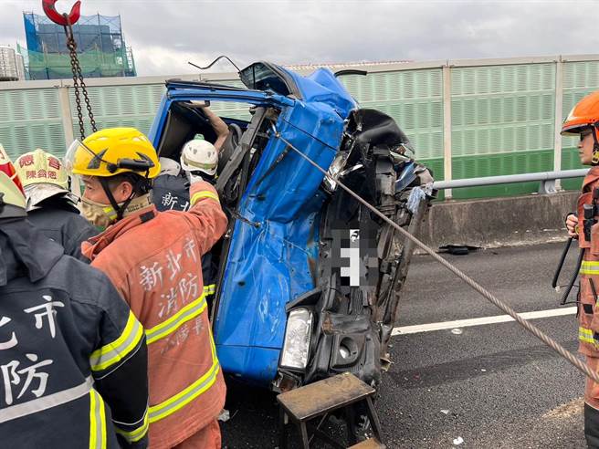 其中1名傷者還受困在翻覆的小貨車內。(黃敬文翻攝)