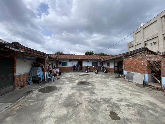 台南市今天发生地震，麻豆区1处民宅（右方房屋）倒塌，无人受伤。（读者提供／程炳璋台南传真）